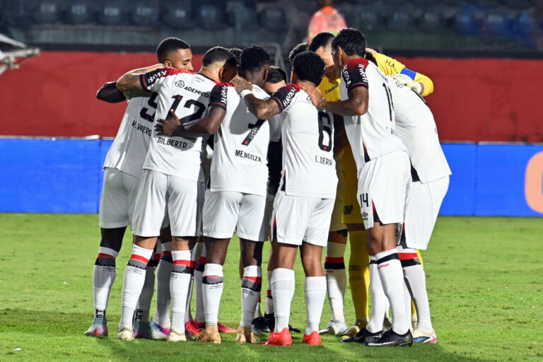 Athletico busca reação contra o Santos na Vila Belmiro pelo Brasileirão