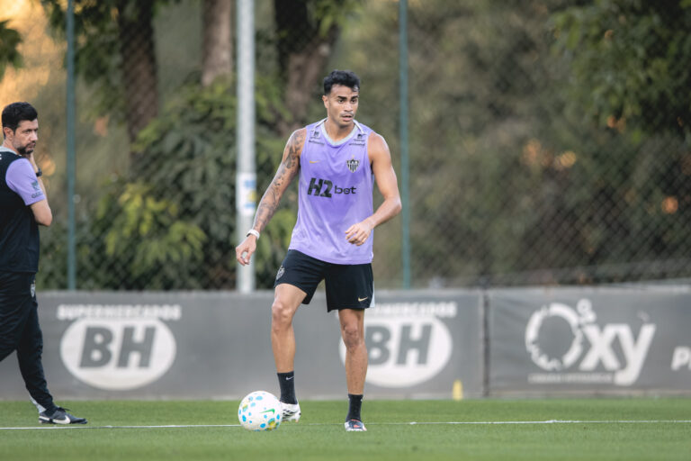 Atlético-MG afasta Reinier do jogo contra Juventude após xingamento a torcedor
