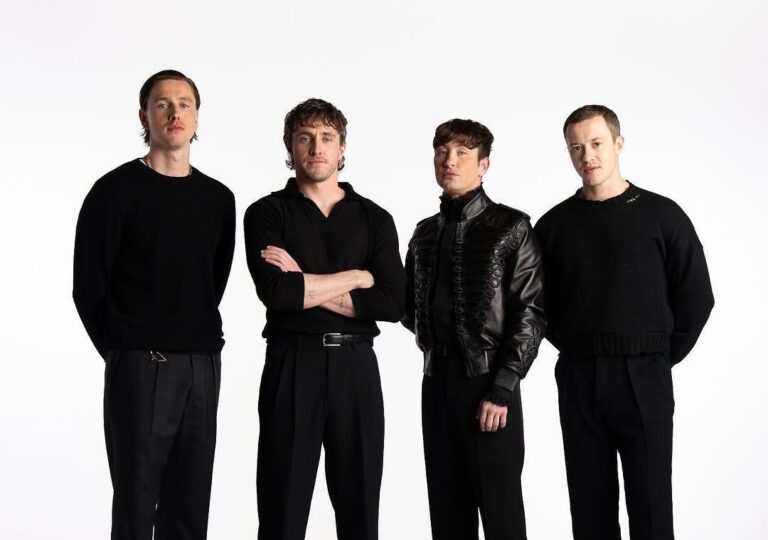 Atores da cinebiografia dos Beatles refazem capa icônica de Abbey Road