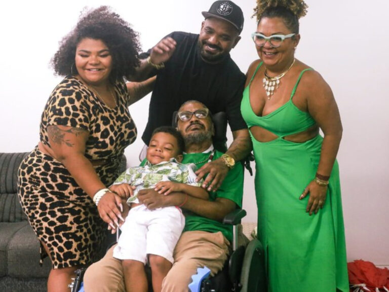 Babi e Arlindinho homenageiam Arlindo Cruz um ano após sua morte