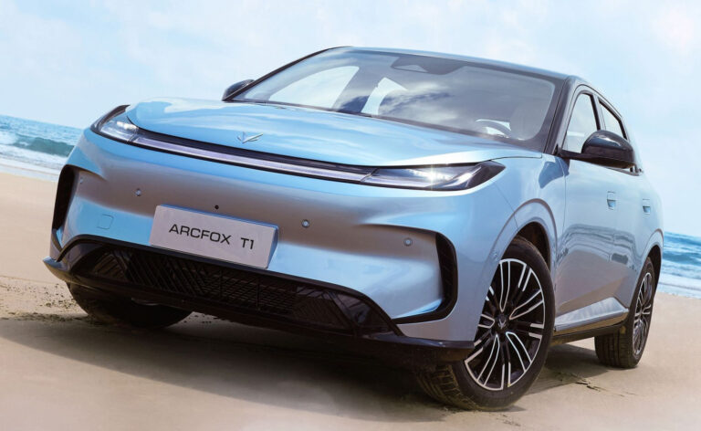 BAIC traz Arcfox T1 ao Brasil para disputar mercado com BYD e Geely