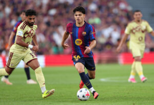 Barça integra Xavi Espart ao time principal e lhe entrega a camisa 12
