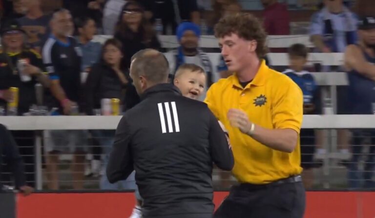 Bebê invade gramado nos acréscimos durante goleada do Minnesota