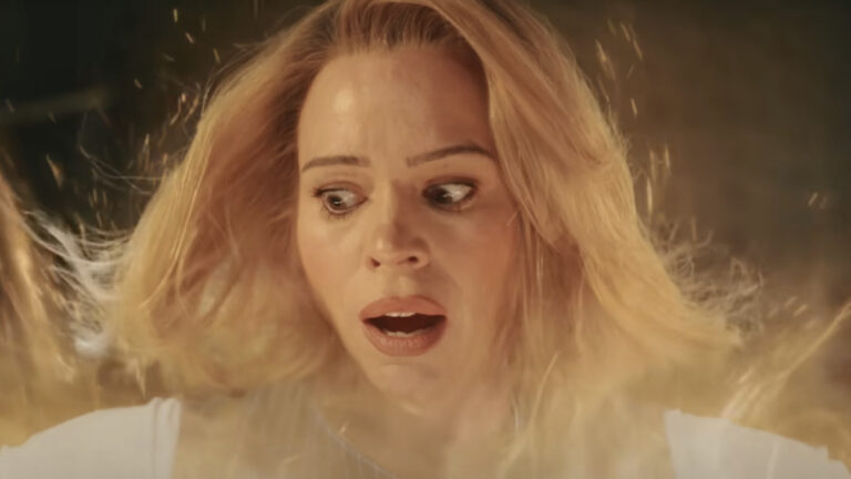 Billie Piper pede calma após BBC reformular Doctor Who e cancelar especial