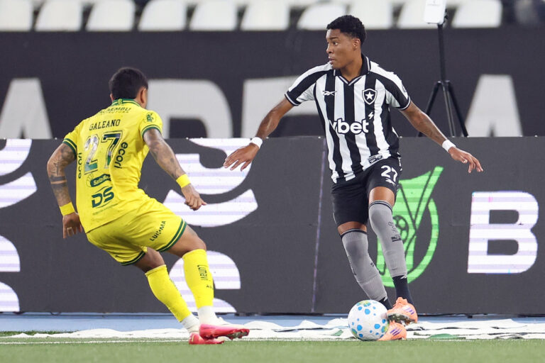 Botafogo dispensa Caio Roque após seis jogos em cinco meses