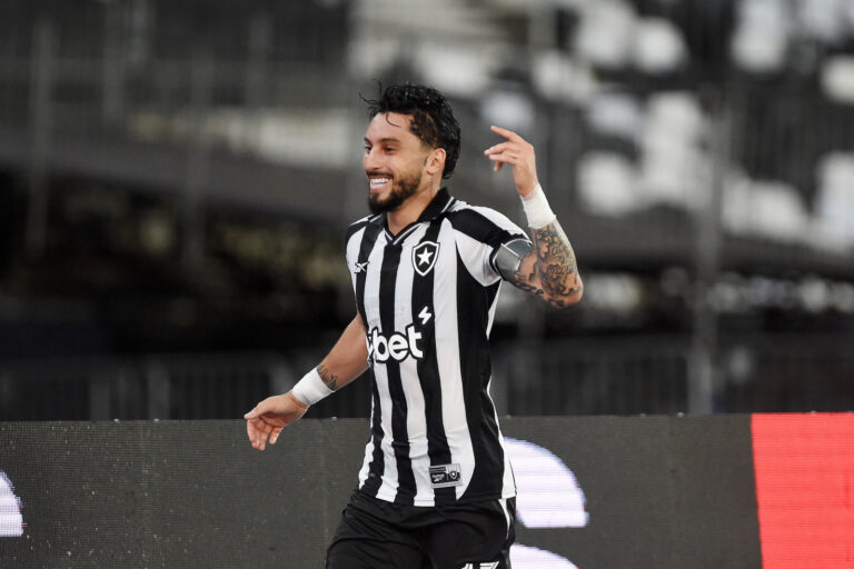 Botafogo renova com Alex Telles e garante mais duas temporadas