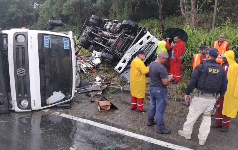 BR-101: dois caminhões saem da pista em Rosário do Catete; um ferido
