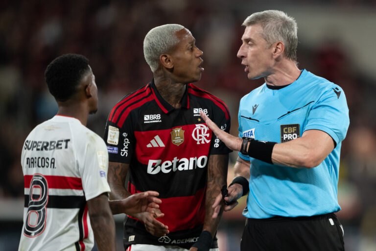 Bragantino retoma interesse em Wallace Yan; Flamengo reavalia venda