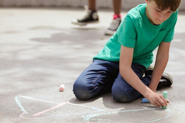 Brincar na rua fortalece desenvolvimento infantil, alertam estudos