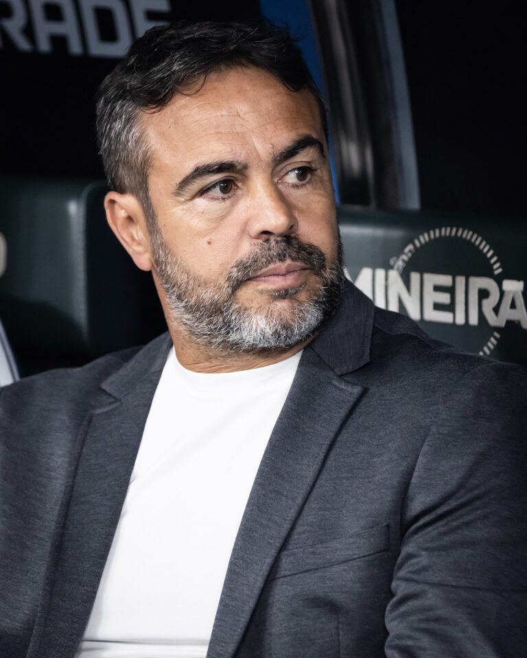 Artur Jorge critica arbitragem e repreende Keny após empate por 1 a 1