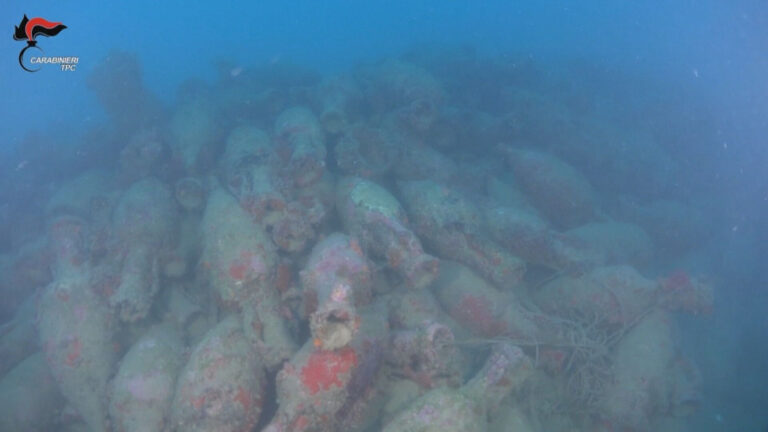 Carabinieri encontram navio romano com centenas de ânforas na costa da Sicília