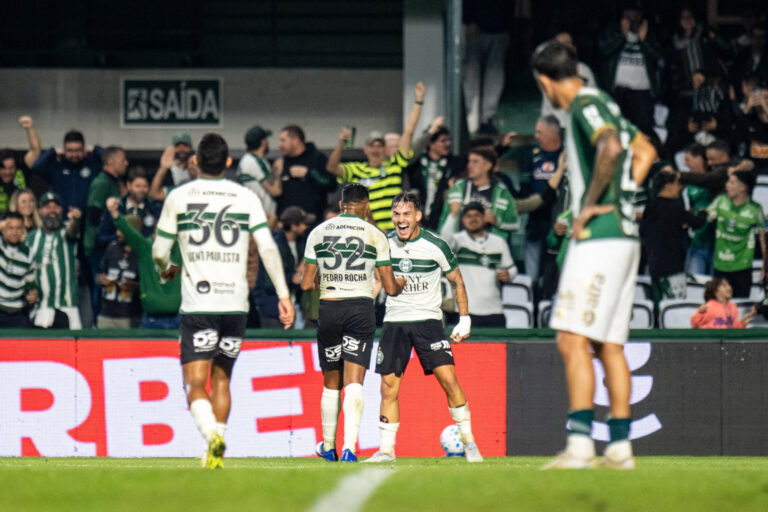 Coritiba vence a Chapecoense, mas deixa sinais de alerta em campo