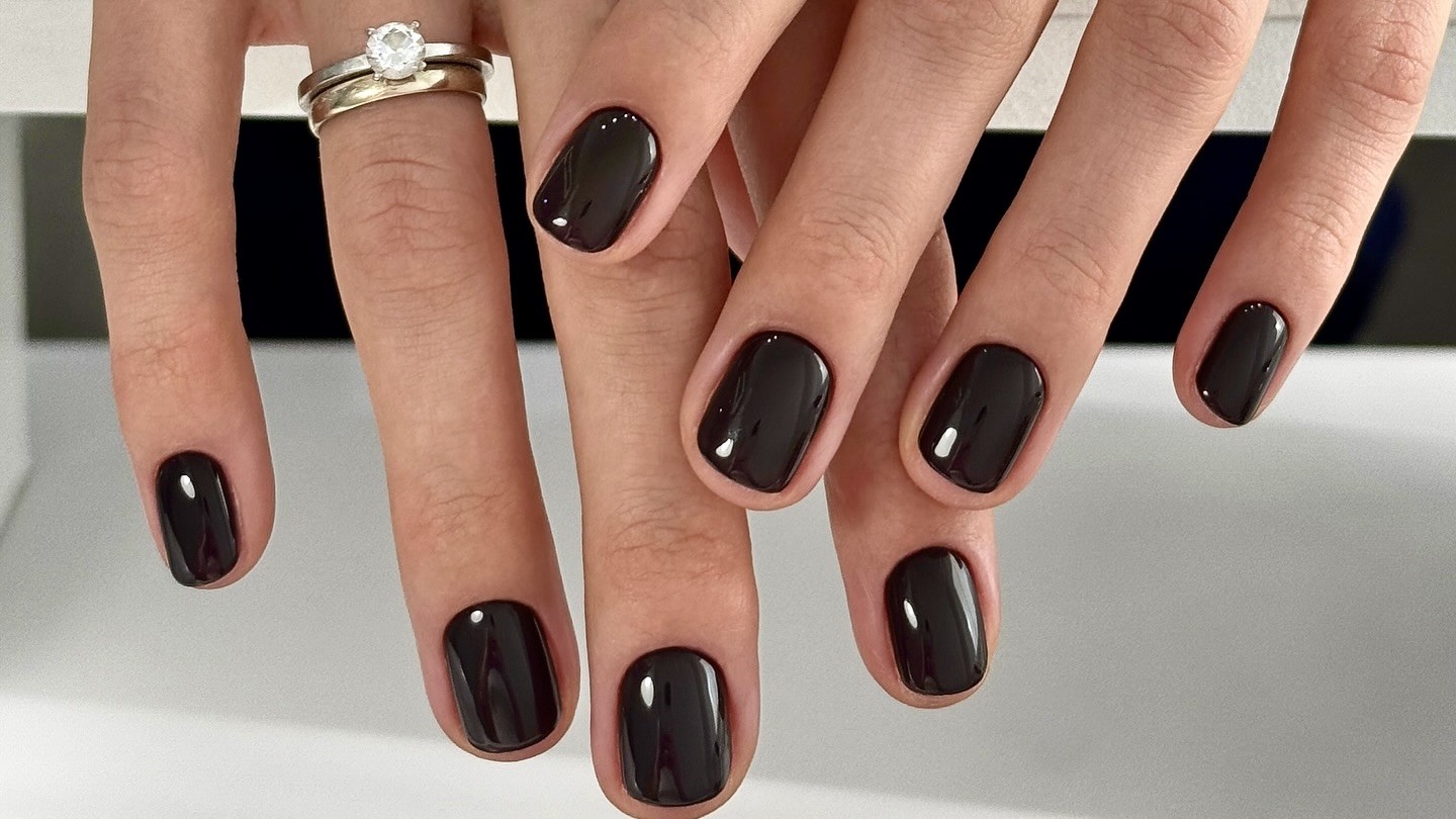 Cuide das unhas em 2 minutos: óleo noturno fortalece e hidrata