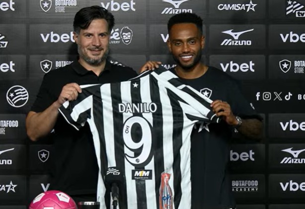 Danilo Pereira devolve camisa 9 a Tiquinho Soares: ‘Fiz de coração’