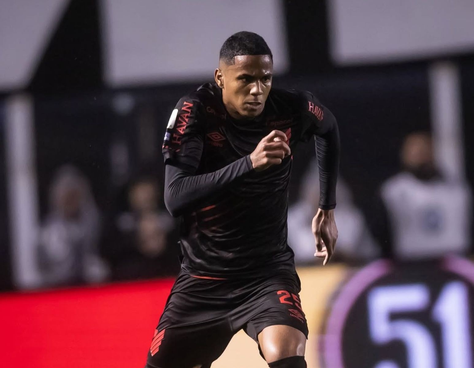Dantas volta aos gramados após 98 dias e estreia pelo Athletico