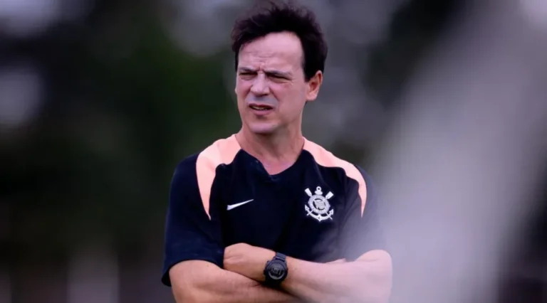 Diniz acusa arbitragem e culpa lance por eliminação do Corinthians