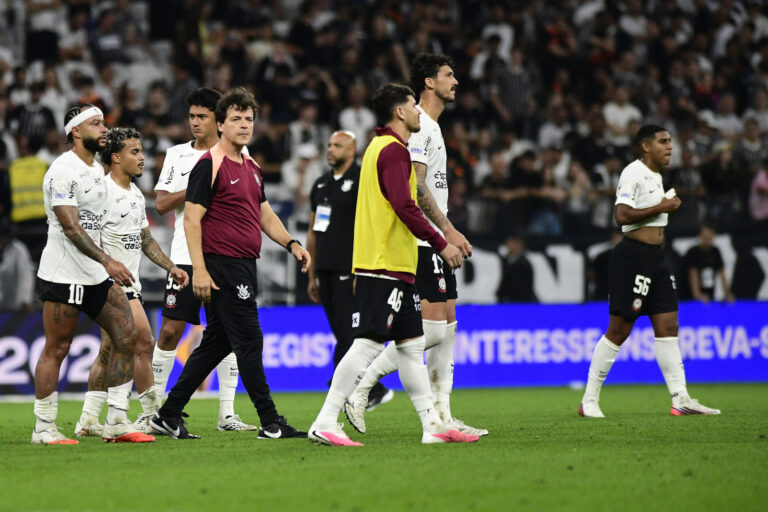 Diniz assume erros e critica falta de agressividade após derrota do Corinthians