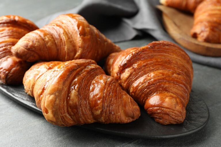 Faça croissants folhados em casa em 1h20: receita prática e fácil