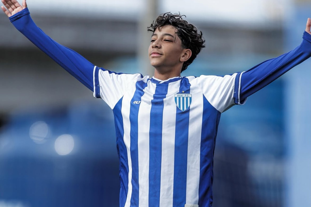 Filho de André Santos define título do Avaí com pênalti decisivo
