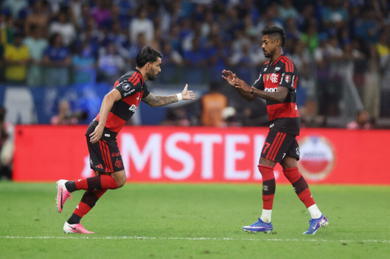 Flamengo pressiona com banco milionário; Cruzeiro aposta em jovens
