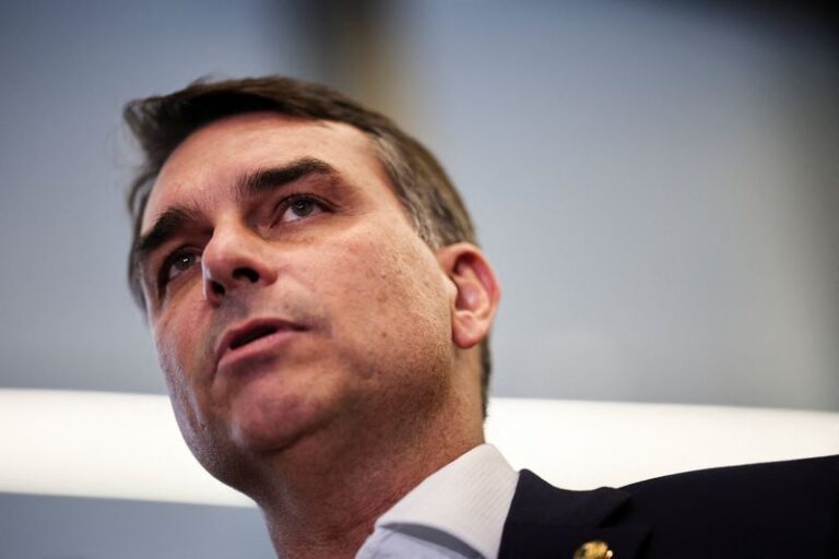 Flávio Bolsonaro acusa Lulinha e Lula por pagamentos a ex-chefe de gabinete