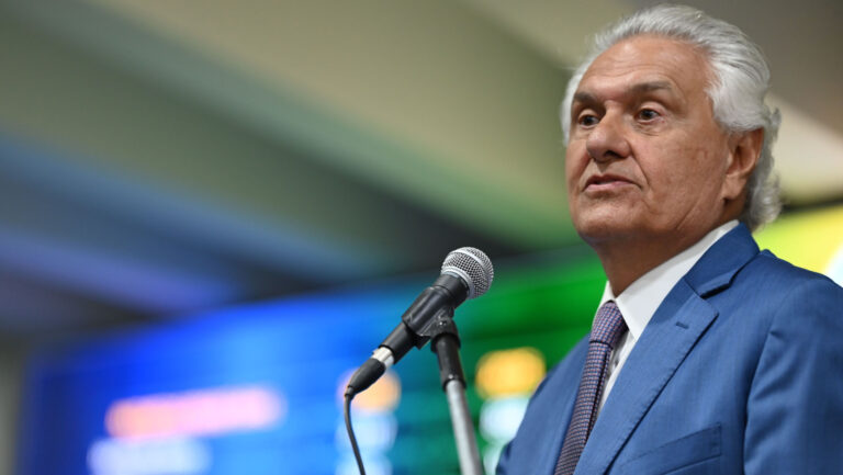 Flávio Bolsonaro define prazo para escolher vice e cita Daniella Marques