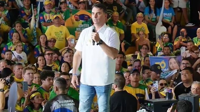 Flávio Bolsonaro garante Bolsa Família e mira votos do Nordeste