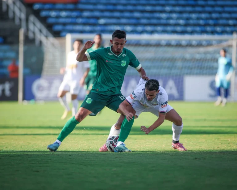 Floresta derrota Anápolis por 1 a 0 e encosta no G-8