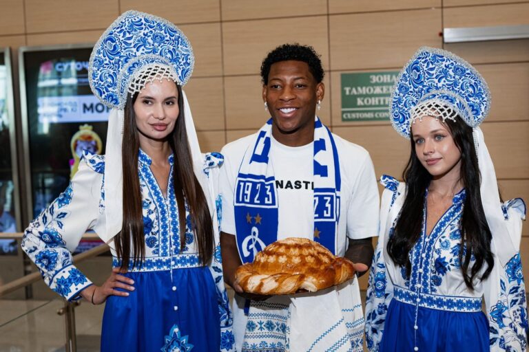 Gonzalo Plata desembarca em Moscou e é recebido pelo Dínamo com festa