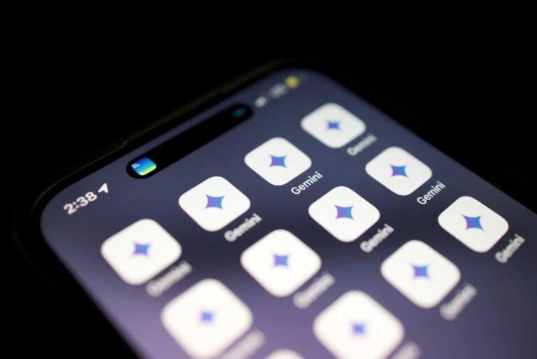 Google testa criação de assistentes de IA pelo celular sem conta empresarial