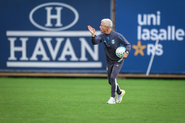 Grêmio busca reação contra Mirassol e salva-crise de Luís Castro