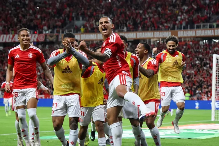 Internacional dá passo rumo às quartas com 2 a 0 sobre Corinthians