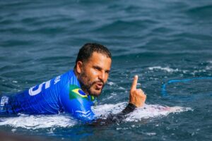 Ítalo supera dor lombar e retoma liderança da WSL