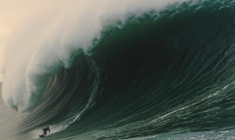 Koxa mira recorde ao chegar à final do Red Bull Big Wave Challenge 2026