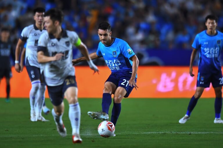 Lucas Kal decide vitória do Nantong Zhiyun com gol e assistência