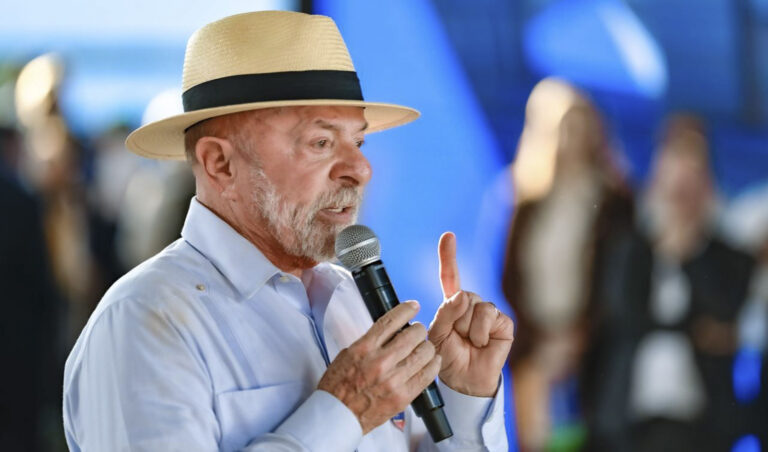 Lula oficializa candidatura e aposta na soberania nacional