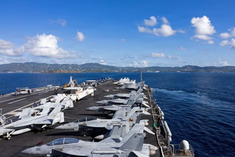 Marinheiros saltam do USS Abraham Lincoln e acionam alerta sobre saúde mental