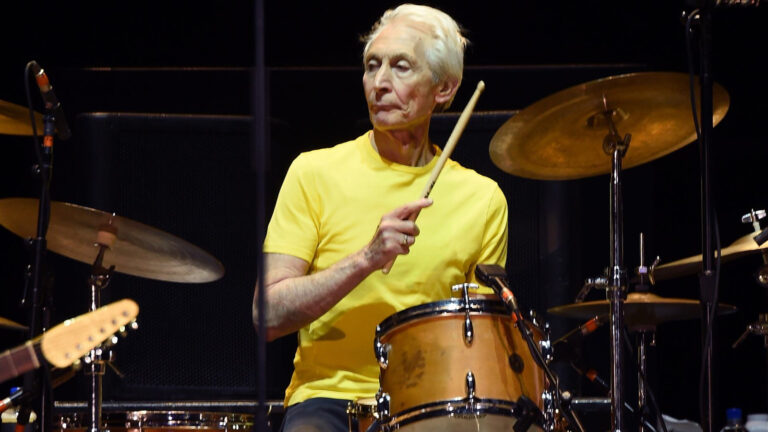 Mick Jagger e Ronnie Wood revelam por que Charlie Watts era único