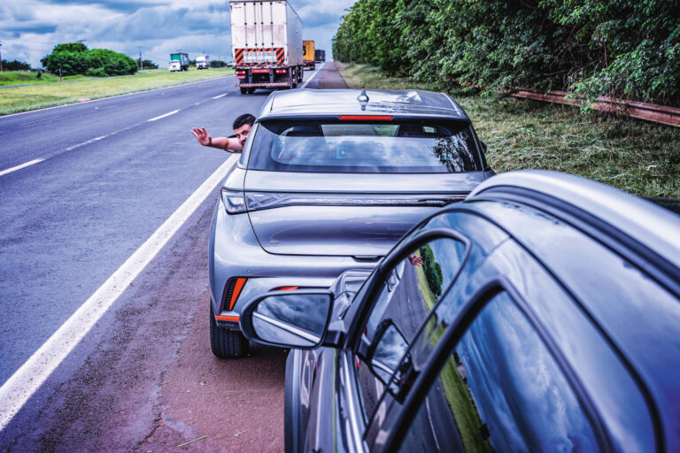Motorista zera bateria do BYD Dolphin durante corrida e conta perrengue