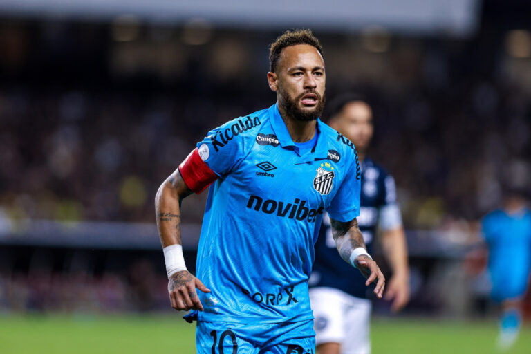 Neymar discute com dirigentes do Remo após classificação do Santos