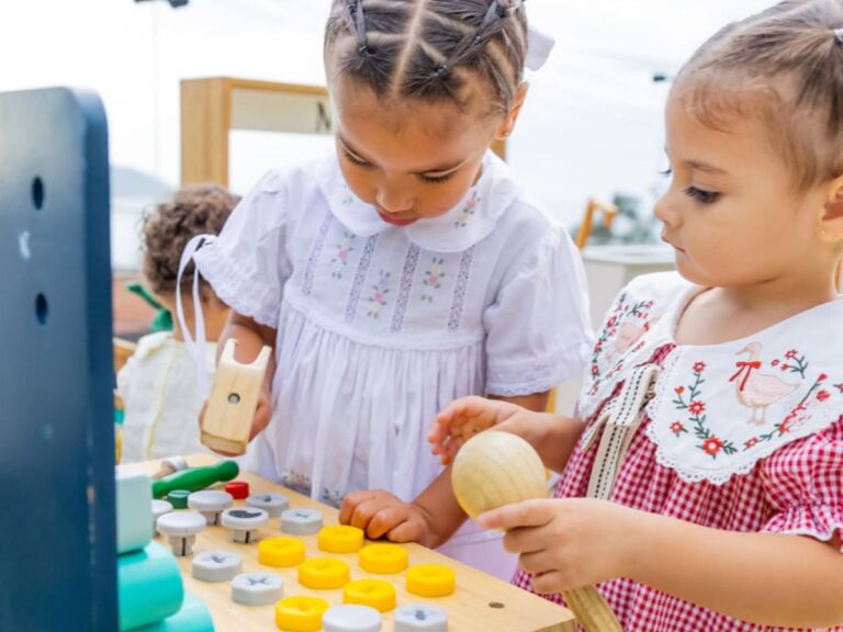 Neymar emociona ao mostrar Mavie e Helena brincando em oficina de brinquedo