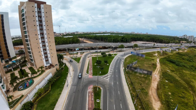 Obras interditam retorno da Tancredo Neves perto da Beira Mar em Aracaju