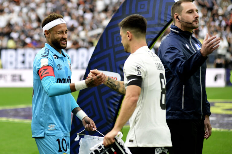 Oliva marca, Santos vence Corinthians e recupera fôlego para reta final