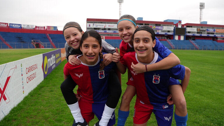 Paraná Clube aposta em duas duplas de gêmeas no futebol feminino