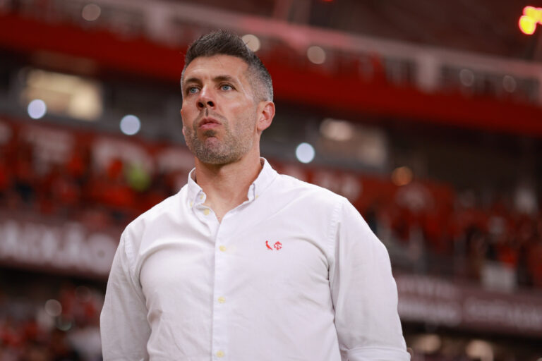 Pezzolano defende escalação do Inter no Gre-Nal e minimiza atraso