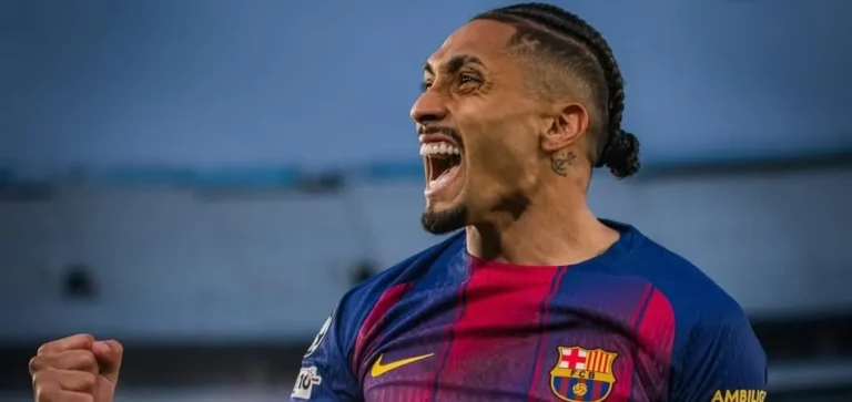 Raphinha brilha: marca duas vezes e dá assistência na goleada do Barça