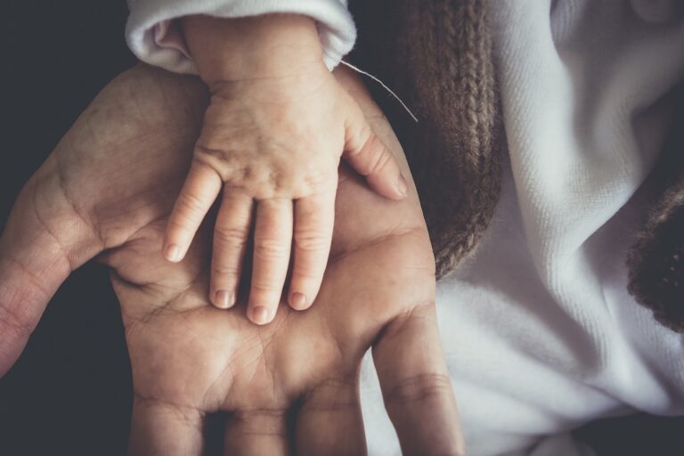 Registros de crianças só com o nome da mãe crescem 5% e reacendem debate