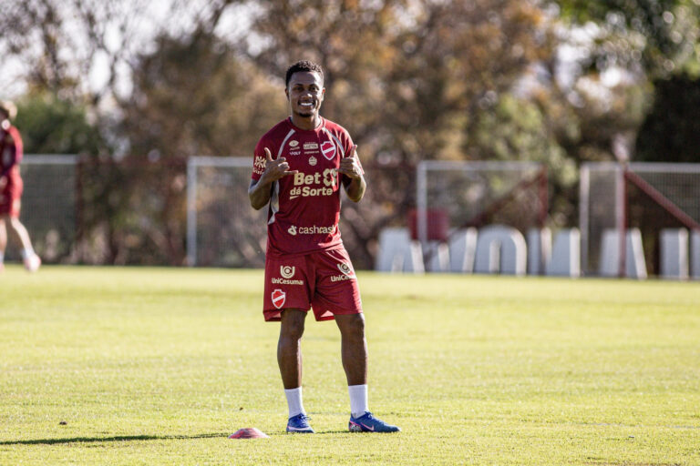 Ryan retorna e pode reforçar Vila Nova no clássico contra Atlético-GO