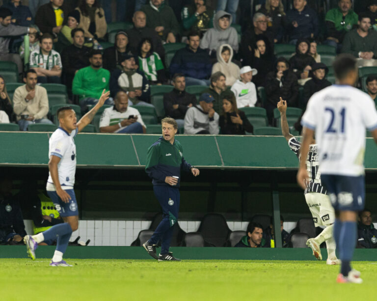 Seabra acusa arbitragem de prejudicar Coritiba após vitória sobre Corinthians
