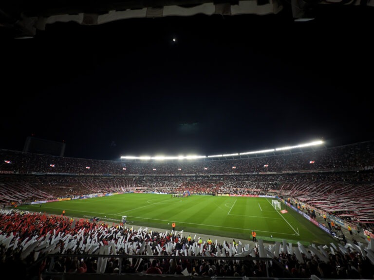 Torcedor do River morre no Monumental durante eliminação para Santa Fe